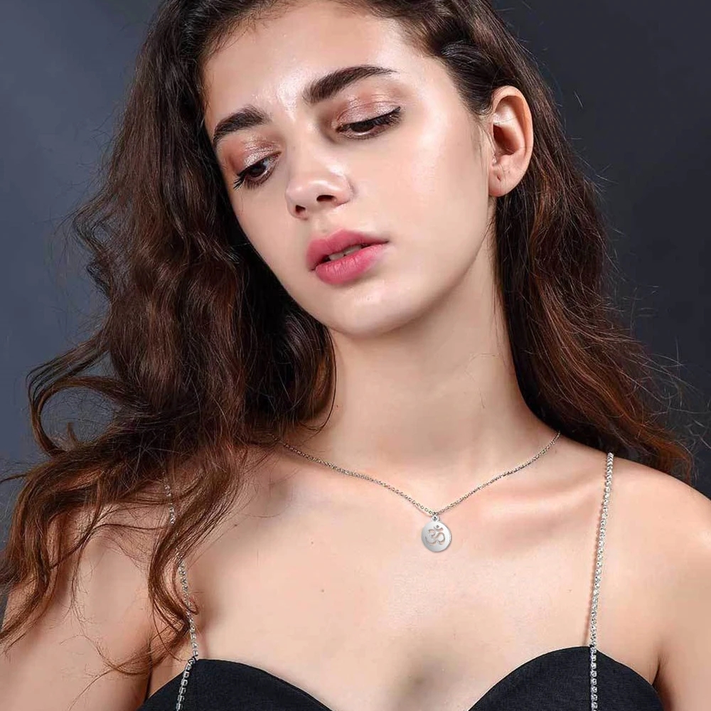 Small Yoga Pendant Gold Color  - Yoga Fitness Zone reseña y precio